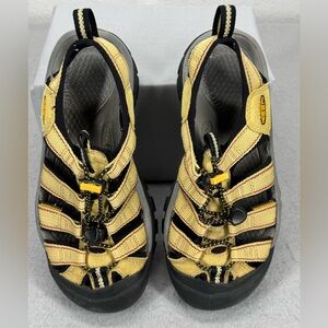 Keen Newport H2 Yellow/Black Sandals Hybrid Size 6.5 Hiking / Water Shoes